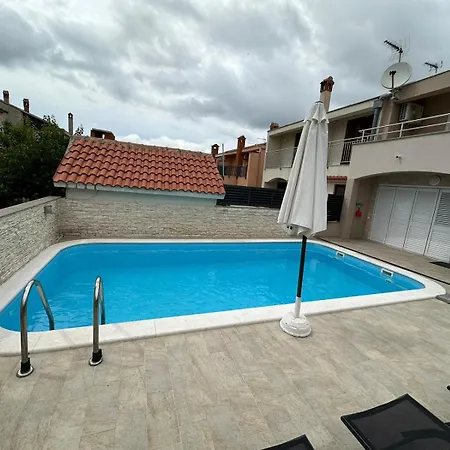 Amazing With A Private Pool & Grill *