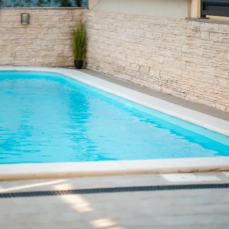 Amazing Vacation House With A Private Pool & Grill 자다르