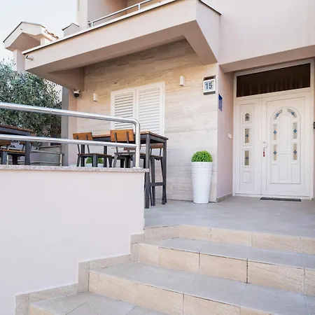 빌라 Amazing Vacation House With A Private Pool & Grill 자다르
