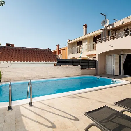Amazing Vacation House With A Private Pool & Grill 자다르