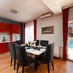 Villa Amazing Vacation House With A Private Pool & Grill *