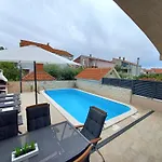 Amazing Vacation House With A Private Pool & Grill