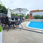 Amazing Vacation House With A Private Pool & Grill Zára
