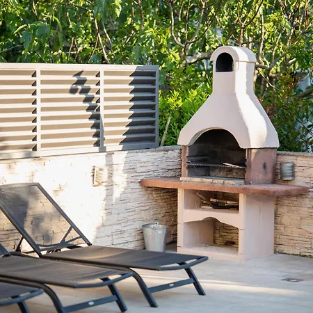 Βίλα Amazing Vacation House With A Private Pool & Grill Ζαντάρ