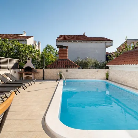 Βίλα Amazing Vacation House With A Private Pool & Grill Ζαντάρ