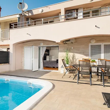 Βίλα Amazing Vacation House With A Private Pool & Grill *